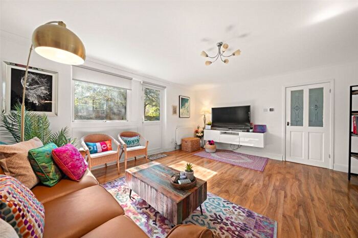2 Bedroom Apartment For Sale In Cunworth Court, Bracknell, Berkshire, RG12