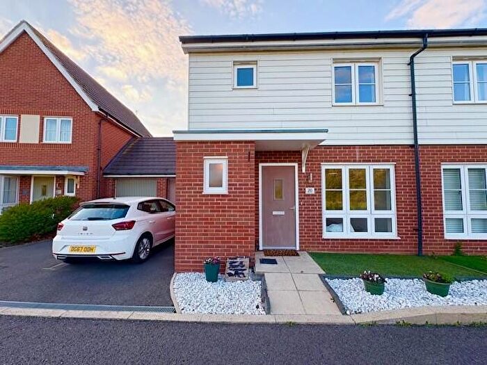 3 Bedroom Semi-Detached House To Rent In Pershore Way, Berryfields, Aylesbury, HP18