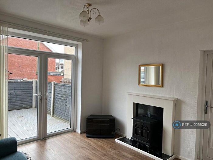 1 Bedroom Flat To Rent In Queens Promenade, Blackpool, FY2