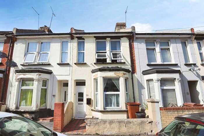 3 Bedroom Terraced House For Sale In Balmoral Road, Gillingham, Kent, ME7