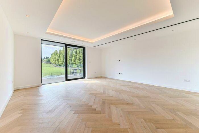 2 Bedroom Penthouse To Rent In Regents Park Road, Finchley, N3