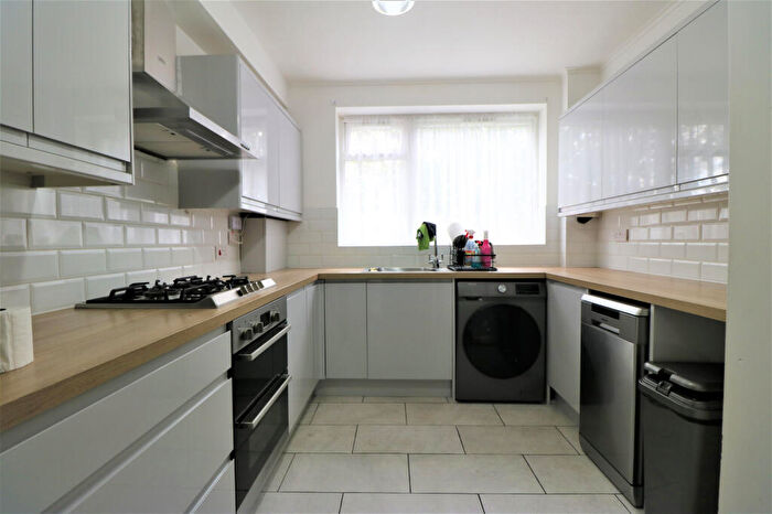2 Bedroom Flat To Rent In Mistley Thorn, Cranbrook Rise, Ilford, Essex, IG1