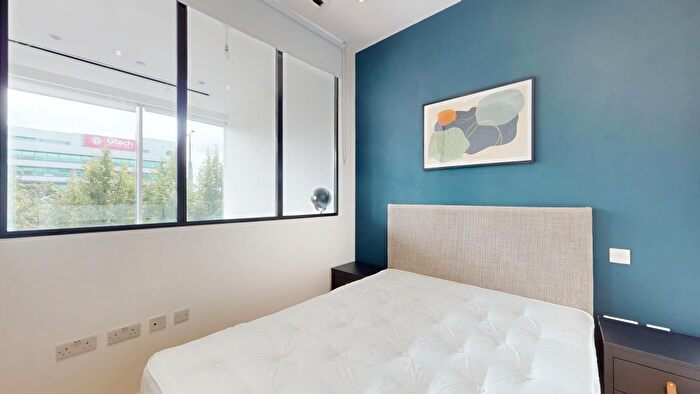 1 Bedroom Flat To Rent In Great West Road, Brentford, TW8