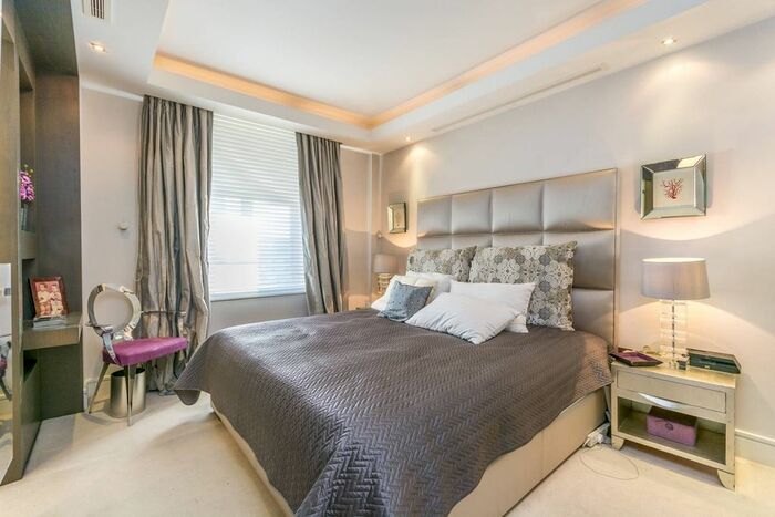 2 Bedroom Flat To Rent In Hertford Street, Mayfair, London, W1J