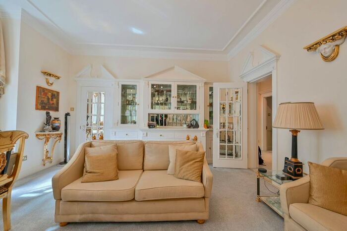 3 Bedroom Flat To Rent In George Street, Marylebone, London, W1H