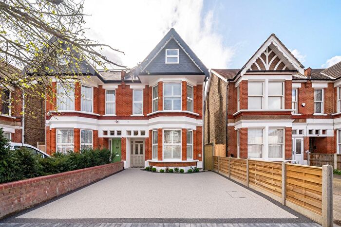 5 Bedroom Detached House For Sale In Lynton Road, Acton, W3