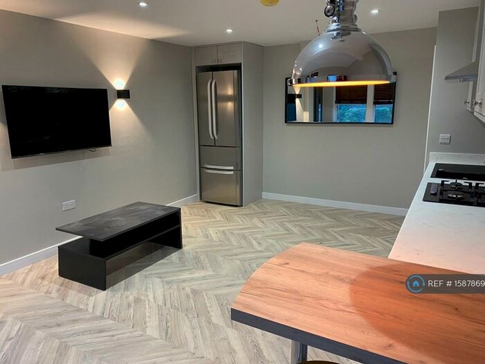 2 Bedroom Flat To Rent In Otley Road, Leeds, LS16