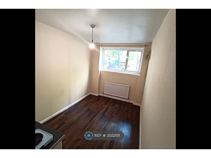 Studio To Rent In Walworth Road, London, SE1