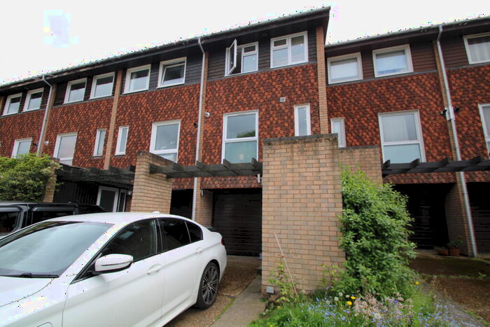 3 Bedroom Terraced House To Rent In Bardsley Close, Croydon, CR0