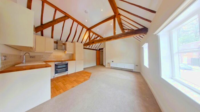 2 Bedroom Flat To Rent In High Street, Kings Langley, Hertfordshire, WD4