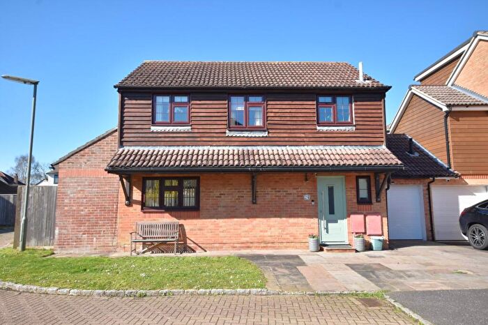 3 Bedroom Detached House For Sale In Baden Drive, Horley, Surrey, RH6