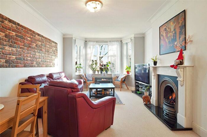 2 Bedroom Flat For Sale In Hendon Way, Childs Hill, NW2