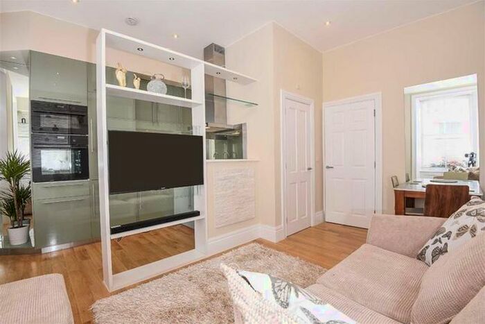 1 Bedroom Flat To Rent In Wells Street, London, W1T