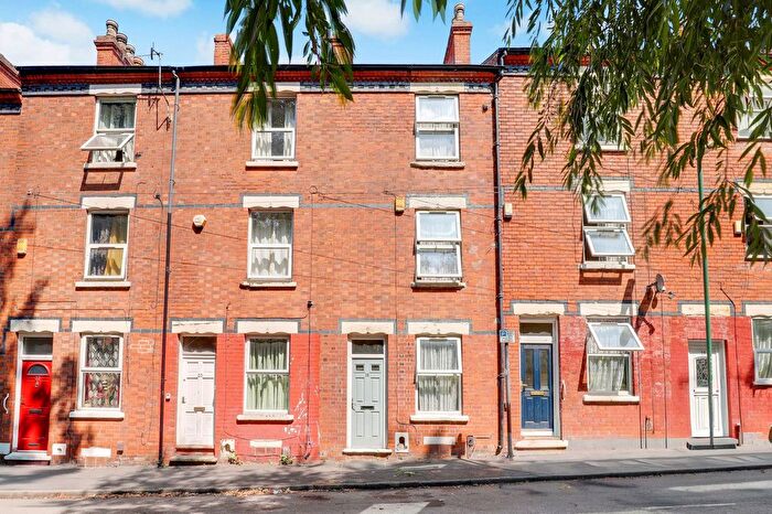 4 Bedroom Terraced House For Sale In Ben Street, Nottingham, NG7