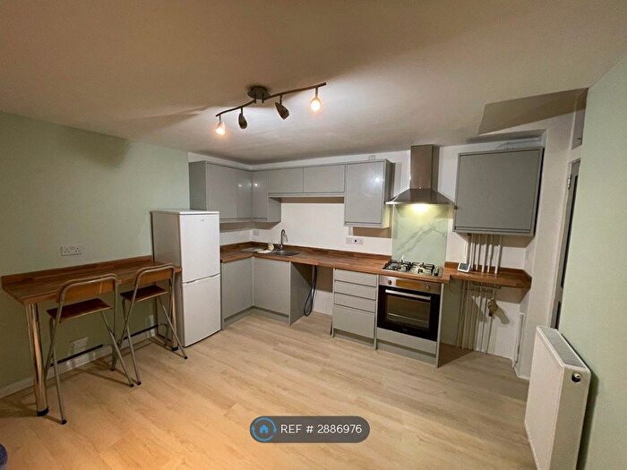2 Bedroom Maisonette To Rent In Castle Avenue, Rochester, ME1