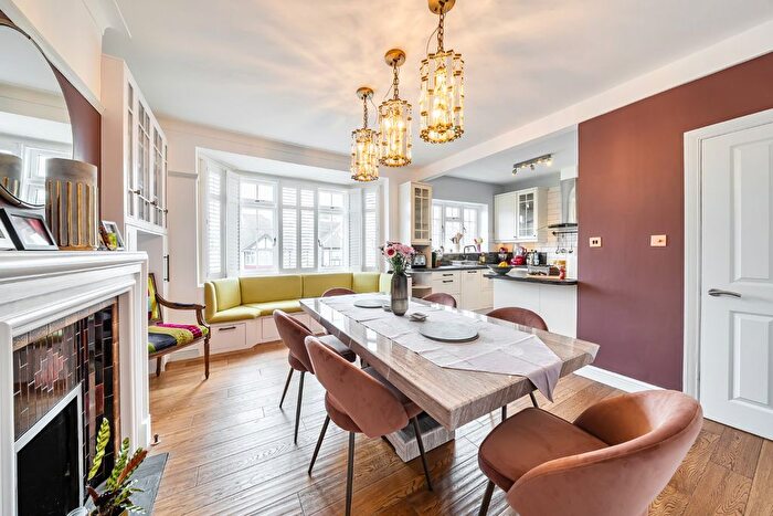 3 Bedroom Maisonette For Sale In Gracefield Gardens, Streatham, London, SW16