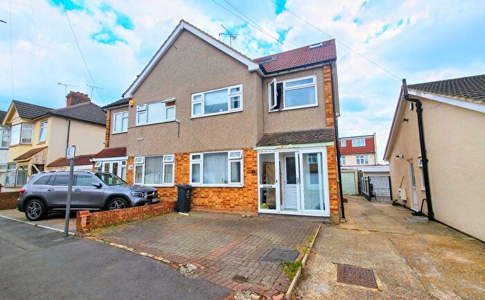 5 Bedroom Semi-detached House For Sale In Alexandra Road, Romford, RM6