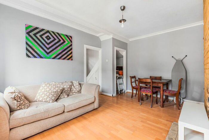 2 Bedroom Flat To Rent In Pages Walk, London, SE1