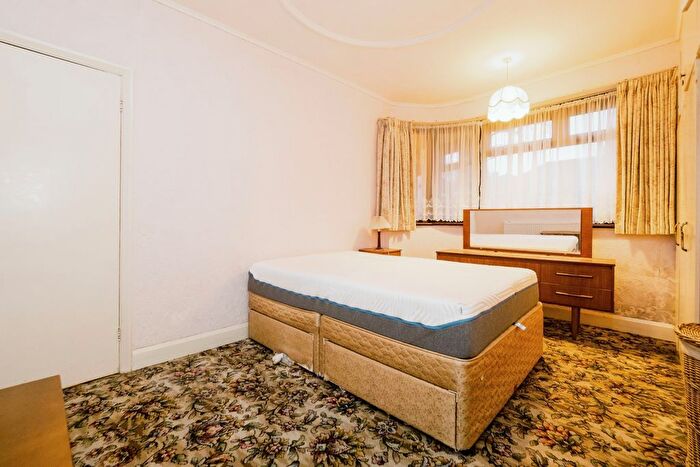 2 Bedroom Bungalow For Sale In Fairfield Close, Hornchurch, RM12