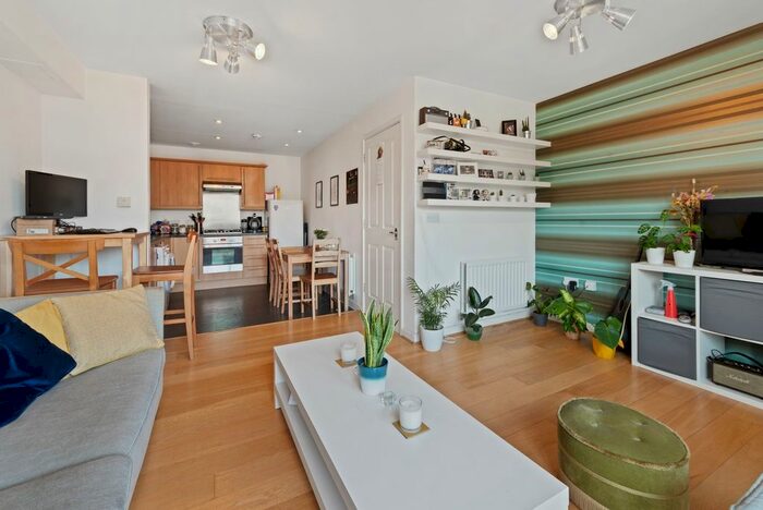 2 Bedroom Flat To Rent In Bramhope Lane, London, SE7