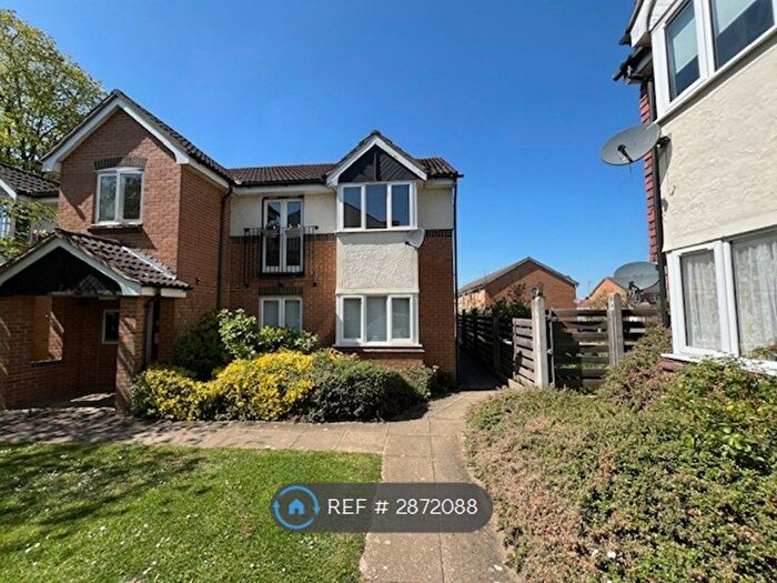 2 Bedroom Flat To Rent In Sparks Close, Dagenham, RM8