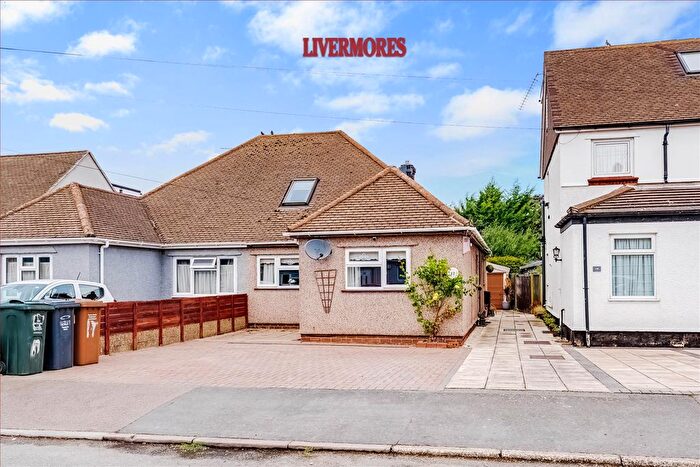 3 Bedroom Semi-detached Bungalow For Sale In Rosedale Close, Dartford, DA2
