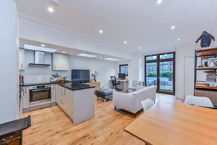 2 Bedroom Flat To Rent In Taybridge Road, Clapham Common North Side, London, SW11