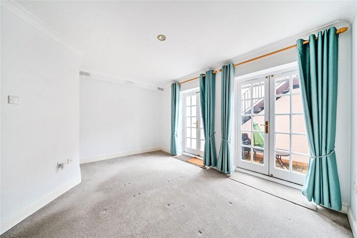 1 Bedroom Flat For Sale In Ellesmere Place, Walton-On-Thames, KT12
