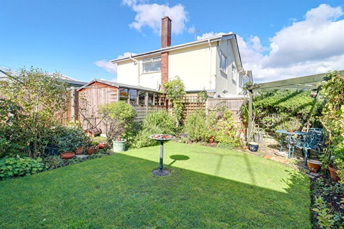 2 Bedroom Semi-Detached Bungalow For Sale In Broomfield, Thundersley, SS7