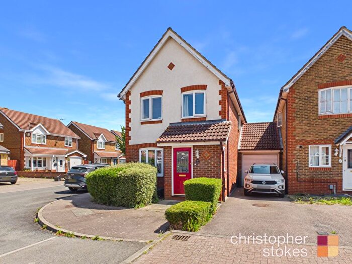 3 Bedroom Link Detached House To Rent In Dairyglen Avenue, Cheshunt, Hertfordshire, EN8