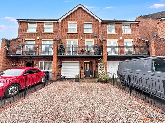 3 Bedroom Town House For Sale In Rosemary Gardens, Bourne, PE10