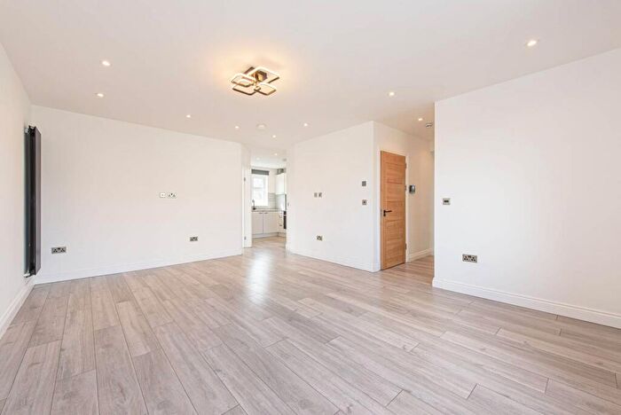 3 Bedroom Flat To Rent In Hervey Close, Finchley Central, London, N3