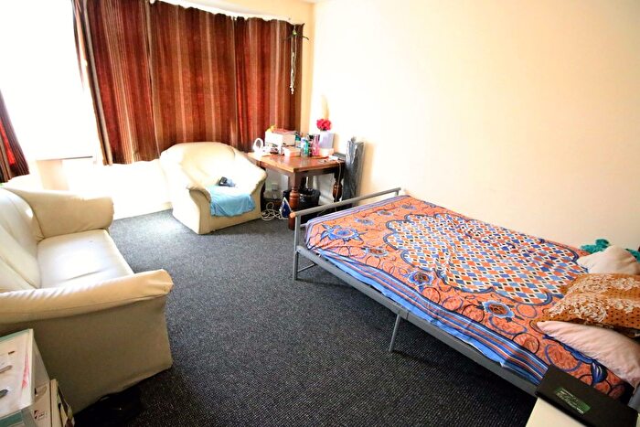 4 Bedroom Semi-Detached House To Rent In Dene Avenue, Hounslow, TW3