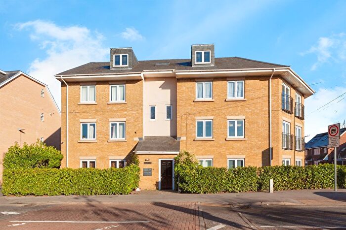 2 Bedroom Flat For Sale In Elliman Avenue, Slough, SL2