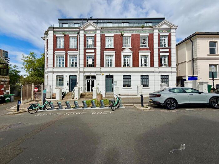 2 Bedroom Flat To Rent In Hove Park Villas, Hove, BN3