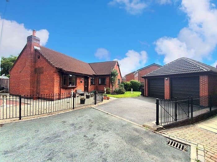 3 Bedroom Bungalow To Rent In Faraday Avenue, Stretton, Burton-On-Trent, DE13