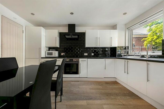 3 Bedroom Flat To Rent In Willington Road, London, SW9