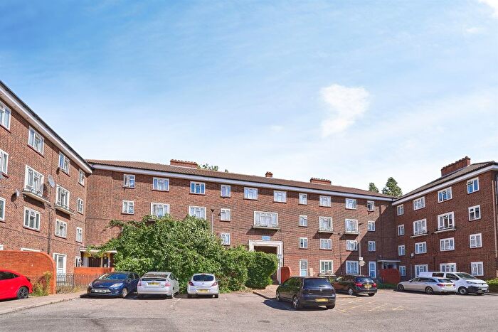 3 Bedroom Maisonette For Sale In Whiting Avenue, Barking, IG11