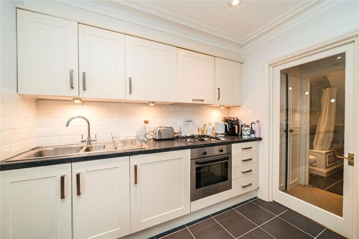 1 Bedroom Apartment To Rent In Warriner Gardens, Battersea, London, SW11