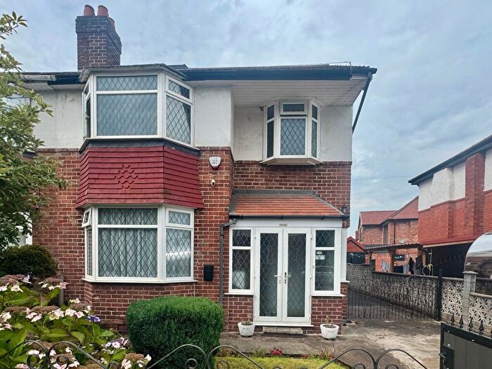 4 Bedroom Semi-Detached House For Sale In Park Road, Stretford, M32