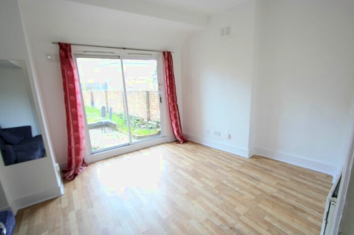 Studio To Rent In Waddon New Road, Croydon, CR0