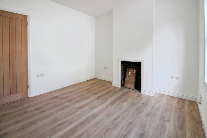 2 Bedroom End Of Terrace House To Rent In Long Lane, Bexleyheath, DA7