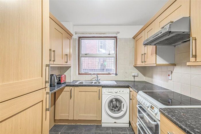 2 Bedroom Flat To Rent In St. Mary Le Park Court, Parkgate Road, London, SW11