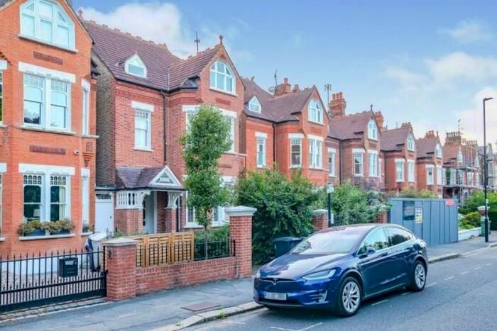 2 Bedroom Flat To Rent In The Chase, London, SW4