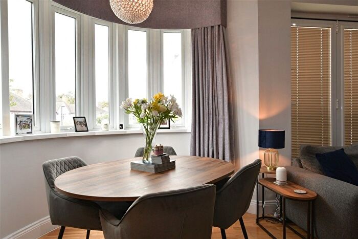 2 Bedroom Flat For Sale In Squirrels Heath Lane, Gidea Park, Essex, RM2