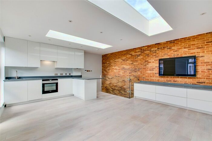 2 Bedroom Flat To Rent In Askew Crescent, London, W12