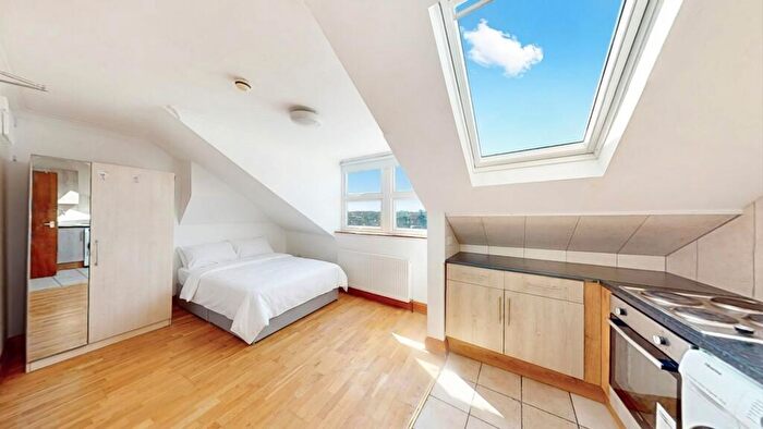Studio To Rent In Burnley Road, Dollis Hill, (Gas And Water Included), NW10
