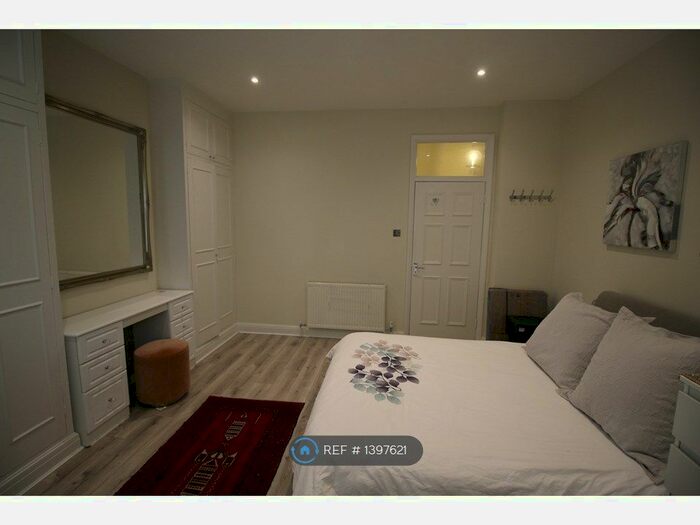 2 Bedroom Flat To Rent In Ground Floor, London, SW4