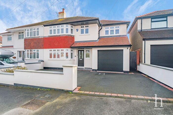 4 Bedroom Semi-Detached House For Sale In Barnsdale Avenue, Wirral, CH61