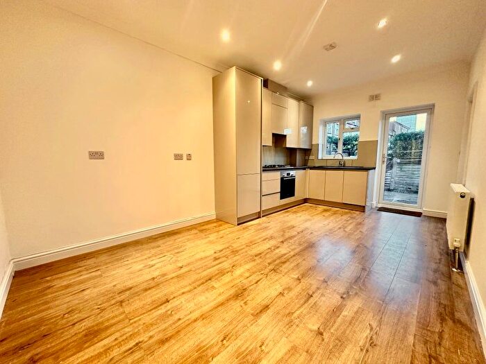 2 Bedroom Flat To Rent In Verry Near Balfour Road Area, Acton, W3